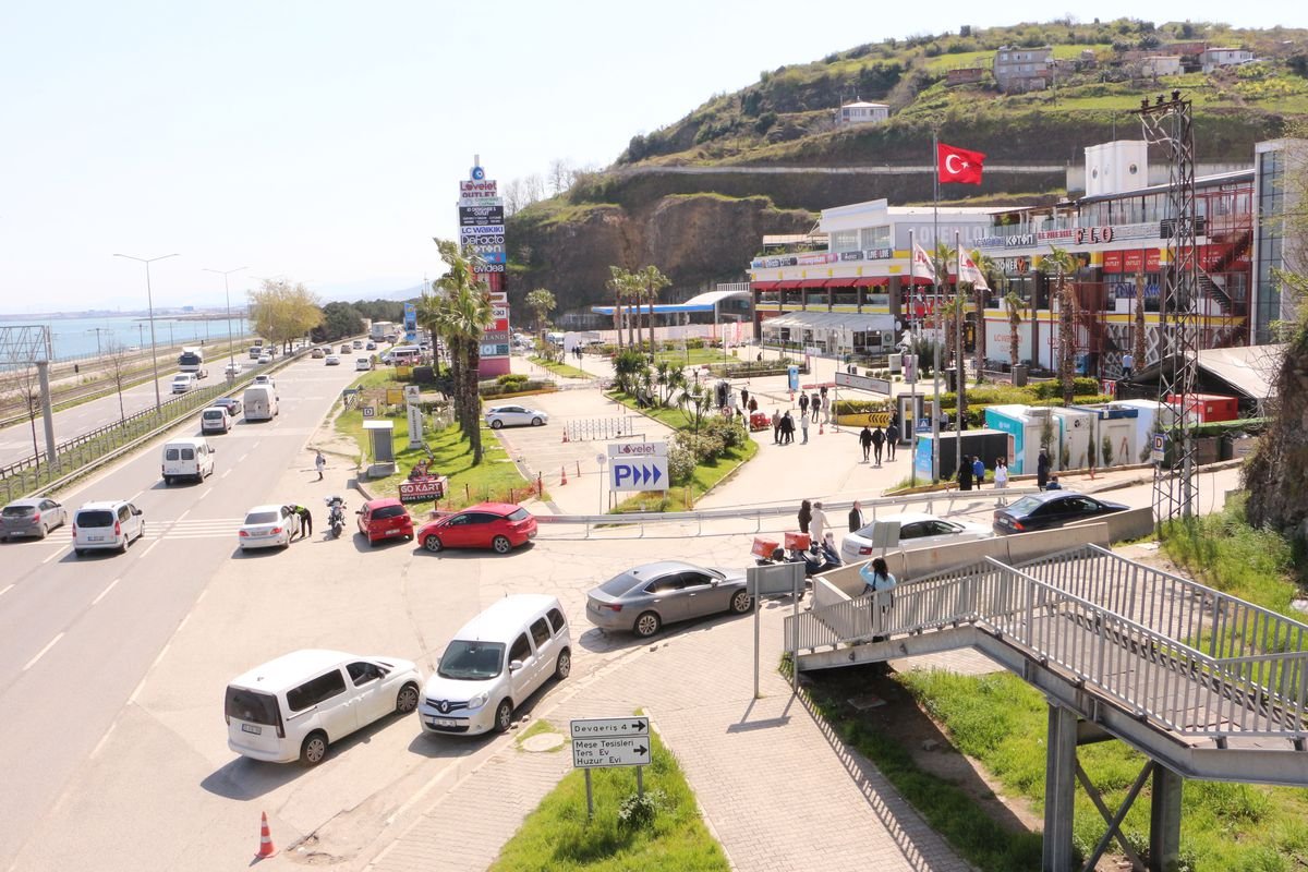 Samsun'da Toprak Kayması Sonrası AVM'nin Bağlantı Noktaları Trafiğe Kapatıldı