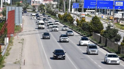Afyonkarahisar’daki çevre yollarında bayram dönüşü hareketliliği yaşanıyor