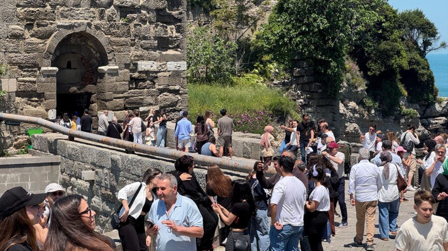 Amasra’da bayram yoğunluğu yaşanıyor