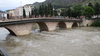 Amasya’da etkisini sürdüren sağanak Yeşilırmak’ın debisini yükseltti