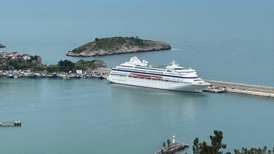 “Astoria Grande” kruvaziyeri 1079 yolcusuyla Amasra’ya geldi