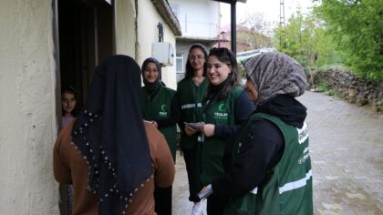 Bitlis’te Yeşilay ekipleri kapı kapı gezerek aileleri bağımlılık konusunda bilinçlendiriyor