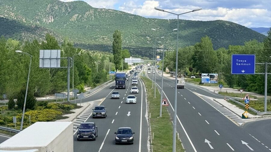 D-100 kara yolunun Çankırı kesiminde bayram dönüşü trafik yoğunluğu sürüyor