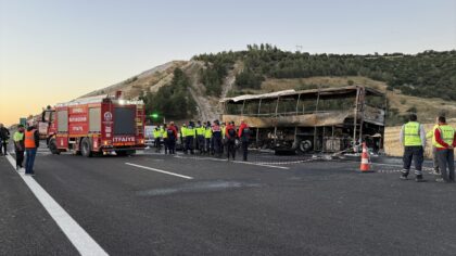 Denizli’de bariyerlere çarparak yanan yolcu otobüsündeki 3 kişi öldü, 20 kişi yaralandı