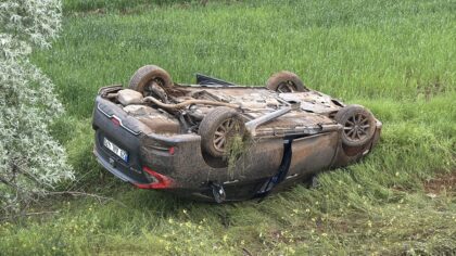 Erzincan’da şarampole devrilen otomobildeki 4 kişi yaralandı