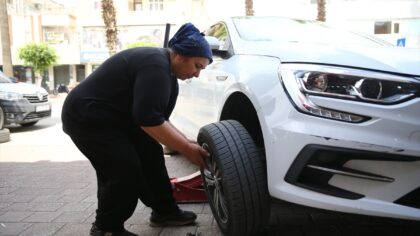 Eşine destek için lastik tamirciliğine başlayan Habibe usta meslekte 12 yılı geride bıraktı