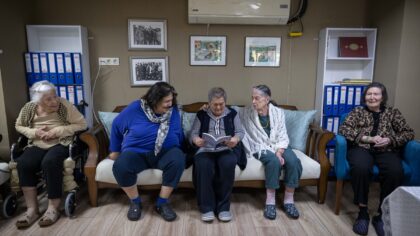 Hayat hikayesini kitaplaştıran Parkinson hastası emekli öğretmene eski öğrencilerinden imza günü