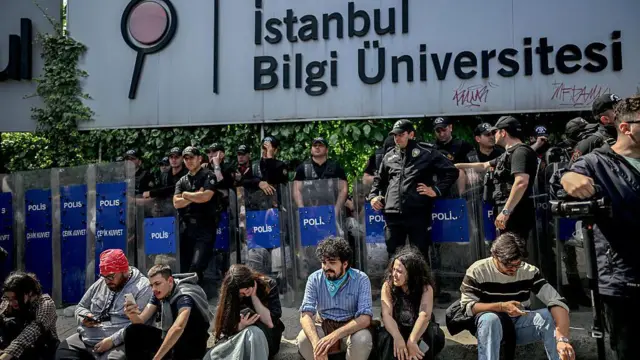 Sabah kalkıyoruz, başka bir ülkeye uyanıyoruz