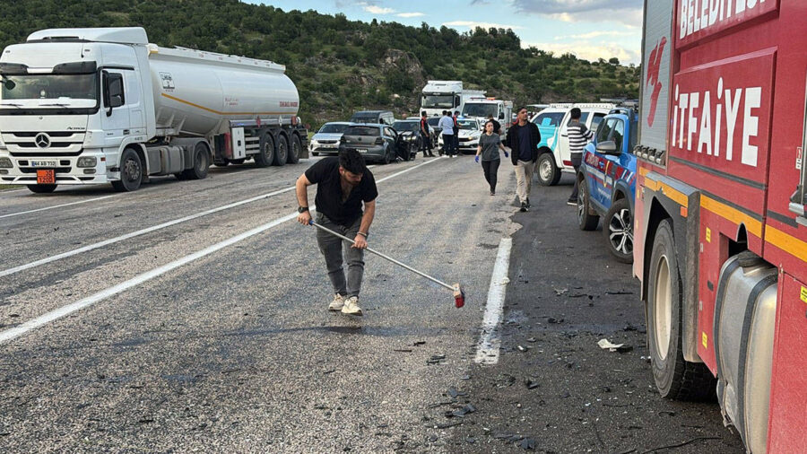 İki otomobil çarpıştı: Dört kişi hayatını kaybetti