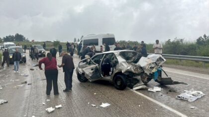 Karabük’te minibüsle otomobilin çarpışması sonucu 6 kişi yaralandı