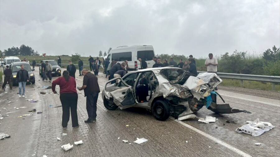 Karabük’te minibüsle otomobilin çarpışması sonucu 6 kişi yaralandı