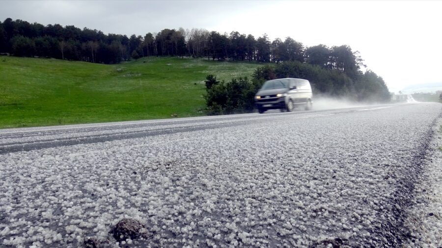 Kars’ta sağanak ve dolu etkili oldu