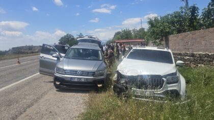Kilis’te pikap ile otomobilin çarpıştığı kazada 9 kişi yaralandı