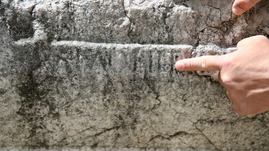 Kocaeli’de 5 asırlık ibadet merkezindeki 1800 yıllık sunak taşı tarihe ışık tutuyor