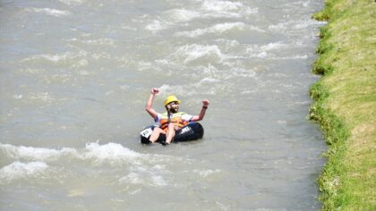 Kosova’da adrenalin tutkunları Akdere Nehri’nde şambrellerle rafting yaptı
