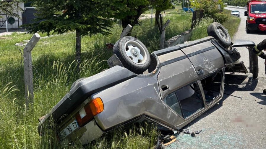 Kütahya’da otomobilin istinat duvarına çarptığı kazada 4 kişi yaralandı