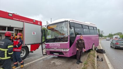 Sakarya’da tır, halk otobüsü ve otomobilin karıştığı kazada 6 kişi yaralandı