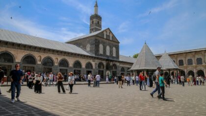Tarih ve kültür şehirleri Diyarbakır ve Mardin’de bayram tatili yoğunluğu yaşanıyor
