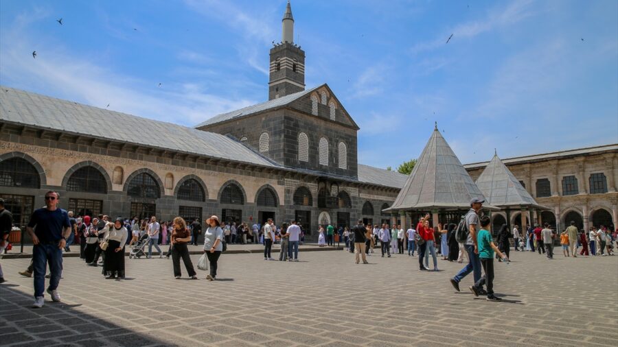 Tarih ve kültür şehirleri Diyarbakır ve Mardin’de bayram tatili yoğunluğu yaşanıyor