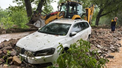 Niğde’de etkili olan yağışın ardından 3 araç sele kapıldı