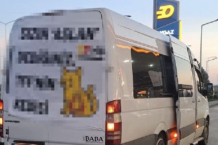 Göztepeli taraftar, Galatasaray maçı öncesi aracının arkasına astığı pankartla olay çıkardı