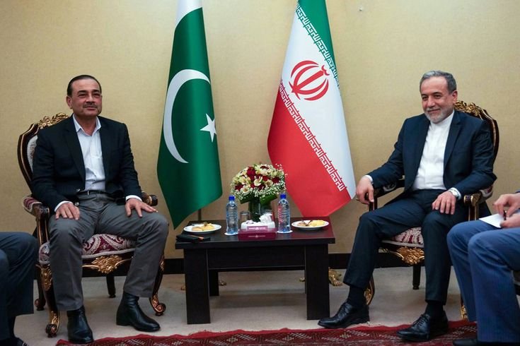 İran Dışişleri Bakanı Erakçi ile Pakistan Genelkurmay Başkanı Munir, Tahran'da görüştü