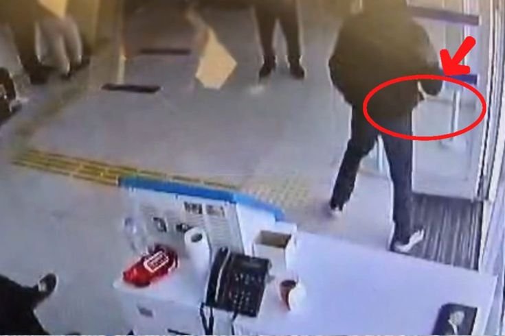 Banka şubesinde satırla gasp girişimi