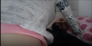 Beyaz tenli karısını kucağına alan adam her darbede pat diye sokuyor karısının amına. Am zevkten açılmış. – İzle | TurkIfsaLife