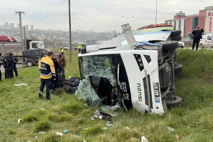 İstanbul'dan yarışmadan dönen öğrencileri taşıyan midibüs şarampole devrildi: 9'u öğrenci 15 yaralı