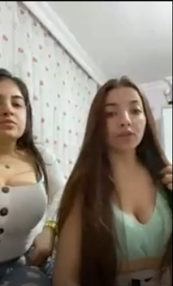 Büyük göğüslü Eda ve kankası canlı yayında izleyenleri boşaltıyor ! – İzle | TurkIfsaLife