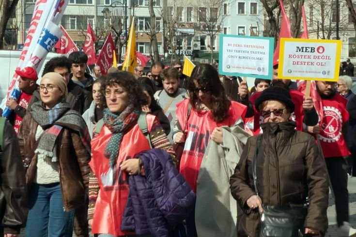 Özel İtalyan Lisesi öğretmenleri İstanbul İl Milli Eğitim Müdürlüğü'nün önünde eylem düzenledi