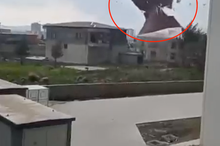 Kuvvetli rüzgar evin çatısını uçurdu; o anlar kamerada