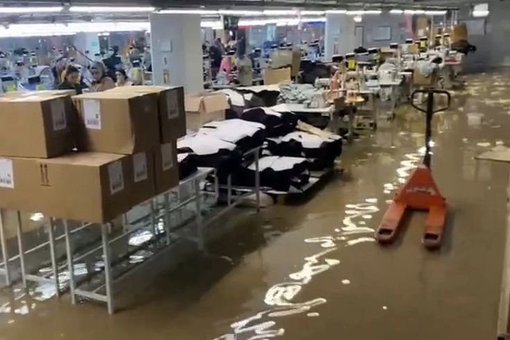 Şanlıurfa'da sağanak nedeniyle tekstil fabrikasını su bastı; işçiler tahliye edildi