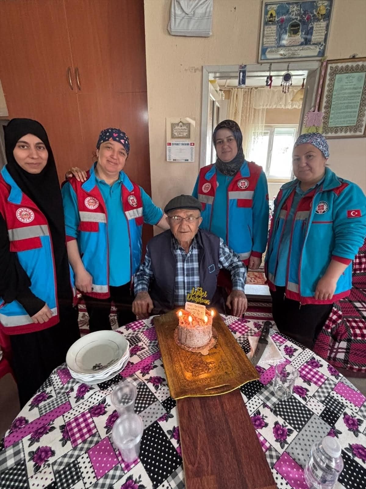 Çivril Kaymakamlığı'ndan 91 yaşındaki Hidayet Erday'a doğum günü sürprizi