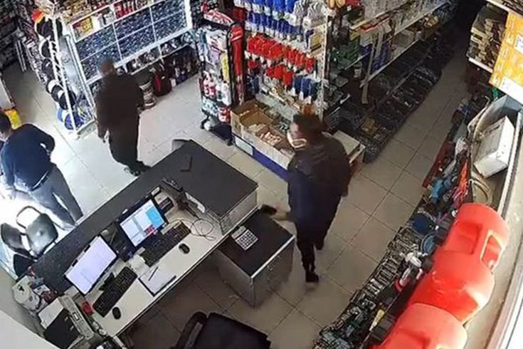 Antalya açıklarındaki 4.7 büyüklüğündeki deprem anı kamerada