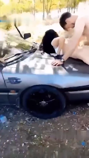 Ormana götürdüğü olgun sevgilisini arkadaşına siktirdikten sonra götüne su döküp temizliyor sonra sevgilisi fena sikiyorrr – İzle | TurkIfsaLife