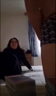 Böyle aldatma daha görülmedi. Kocası daha işe gider gitmez dostunu çağırıyor. Bu ne hız ! – İzle | turkzzersifsa