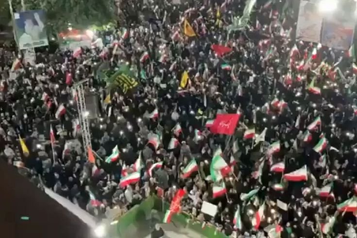 İranlılar, Trump'ın Vuracağız dediği kritik noktalara akın etti