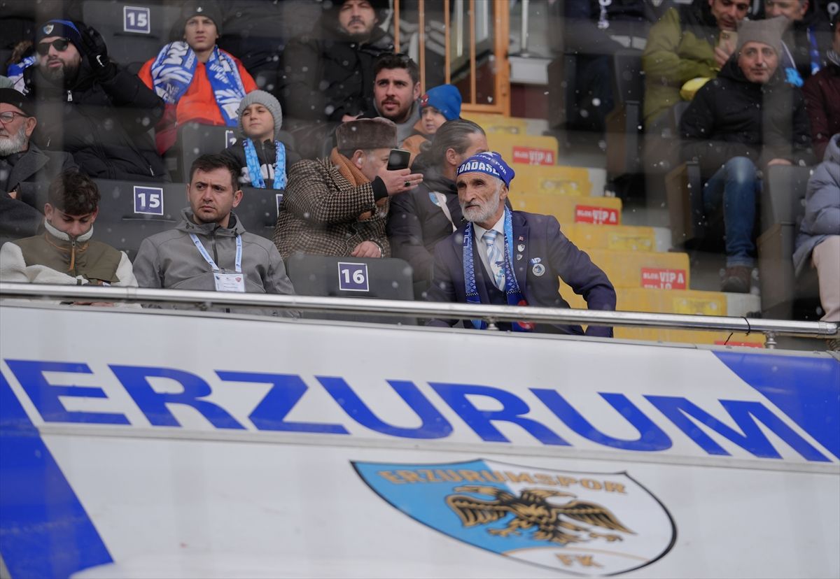 'Dede' lakaplı taraftar 46 yıldır Erzurumspor sevdasıyla yaşıyor