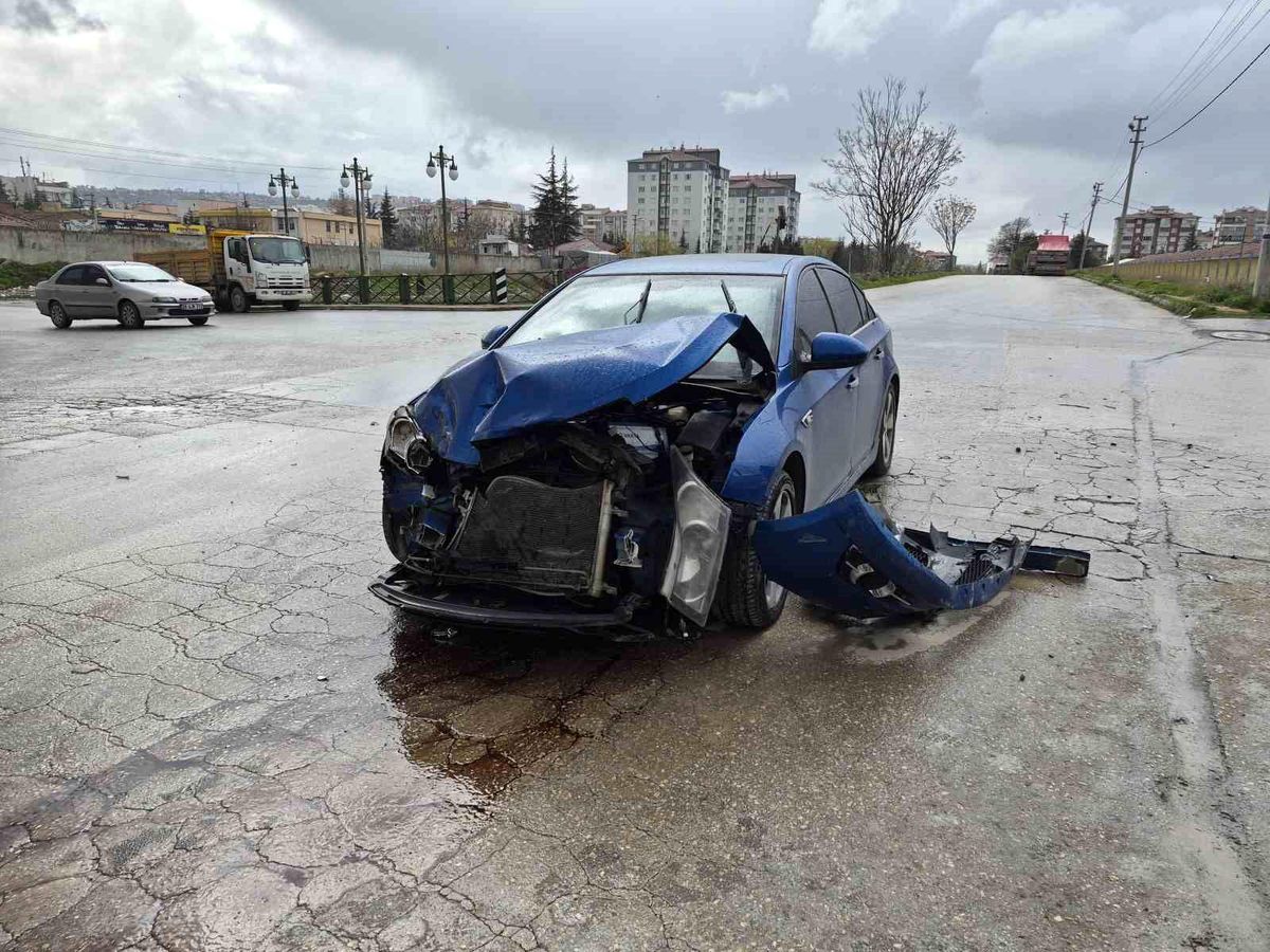 'Dur' levhasına uymayan otomobil, çöp kamyonuna çarptı: 1 yaralı