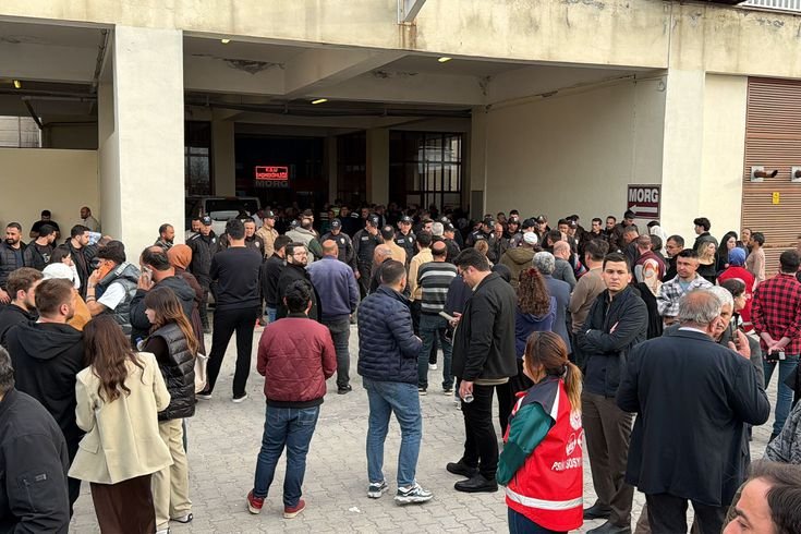 Kahramanmaraş'ta en acı bekleyiş: Aileler cenazeleri için hastanede