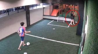 Dehşet anları kamerada! Elektrik akımına kapılan arkadaşını böyle kurtardı