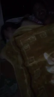 Arkadaşlarının Önünde Ha*dc*re Arkadaşlarının Önünde Ha*dc*re. Kızı yorgan altında ha*dc*re s*k*yor ve kız yeter diye bağırıyor fakat herif durunca devam et diye söyleniyor bu sefer, tam sokağa ait oro*pu. Videoyu çeken kadının tepkileri videoyu daha eğlenceli hale getiriyor. Tavsiye ederim. – İzle | turkzzersifsa