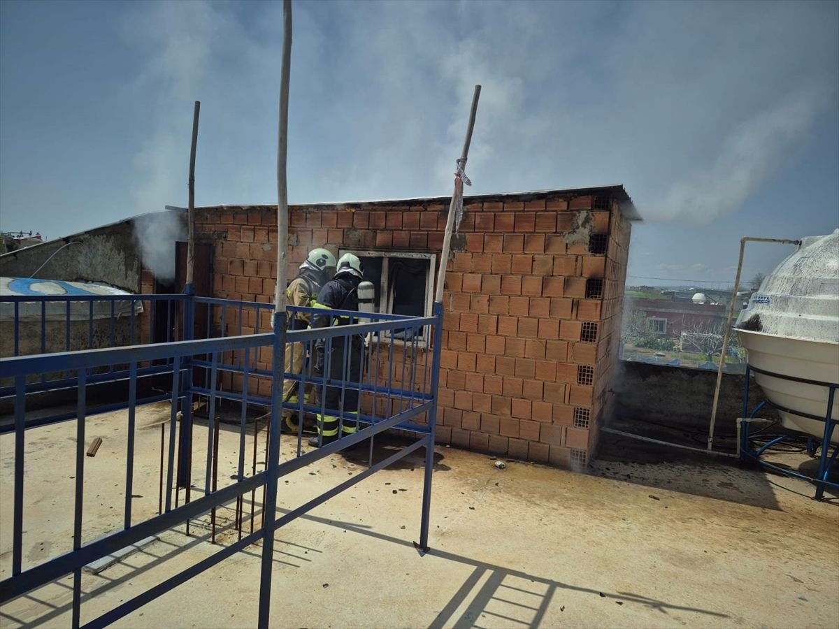 Mardin'de müstakil evin damında çıkan yangın söndürüldü