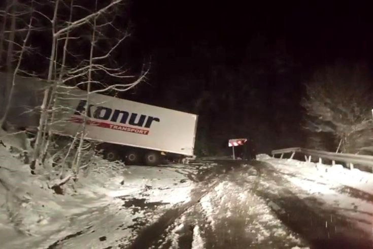 Ardahan-Artvin karayolunda kayan tır yolu kapattı, onlarca araç mahsur kaldı