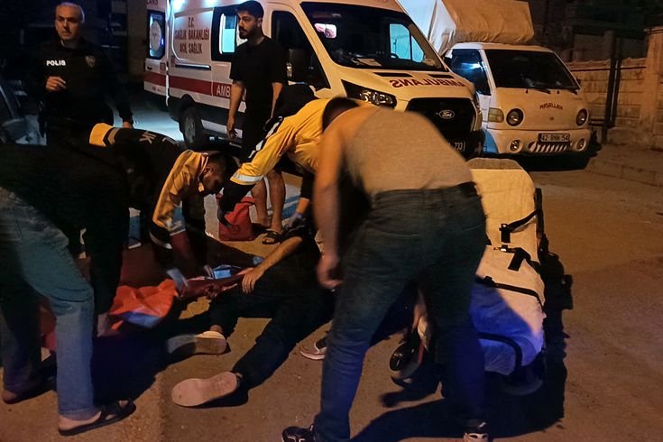 Üniversite öğrencisi, evinin önünde sırtından bıçaklandı