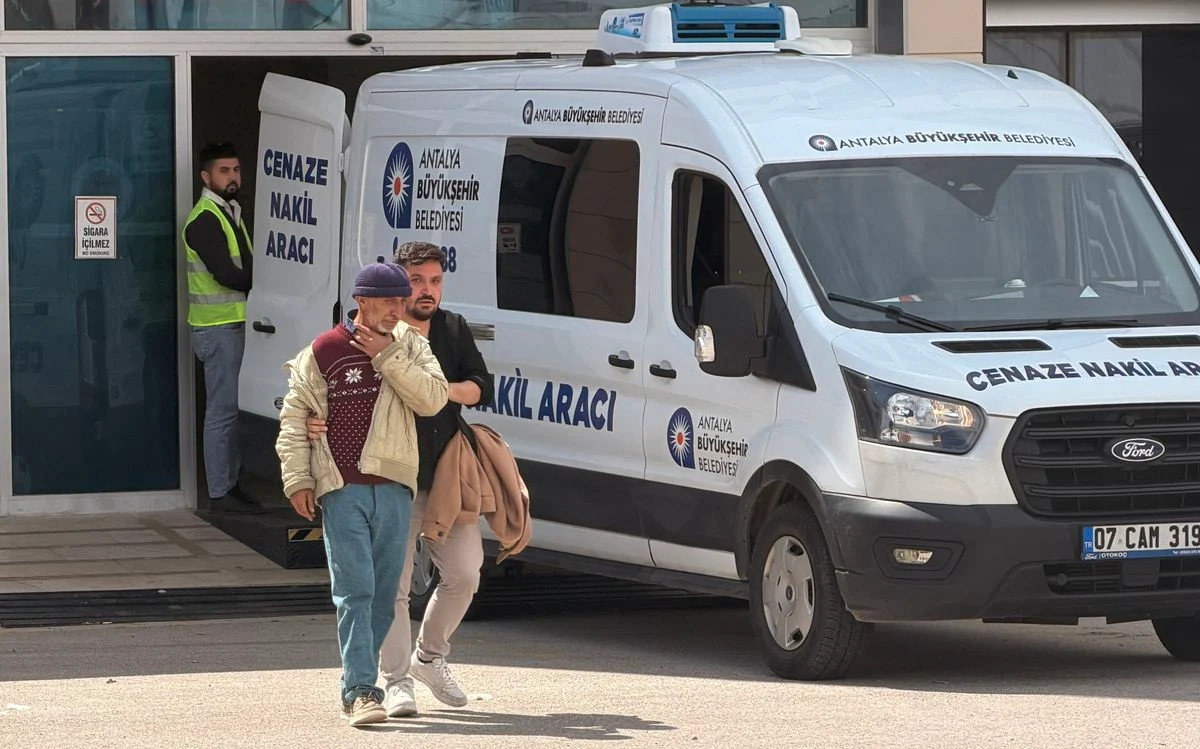 Antalya'da trafik kazasında hayatını kaybeden 2 çocuğun cenazesi alındı, babanın feryadı yürek burktu