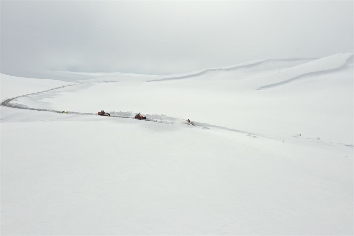Ağrı'da ekipler nisan ortasında yoğun karla mücadele çalışması yürütüyor