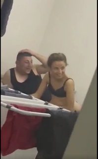 Aralarında para toplayıp mahallenin delisini eskorta götüren gençler efsane video – İzle | TurkIfsaLife