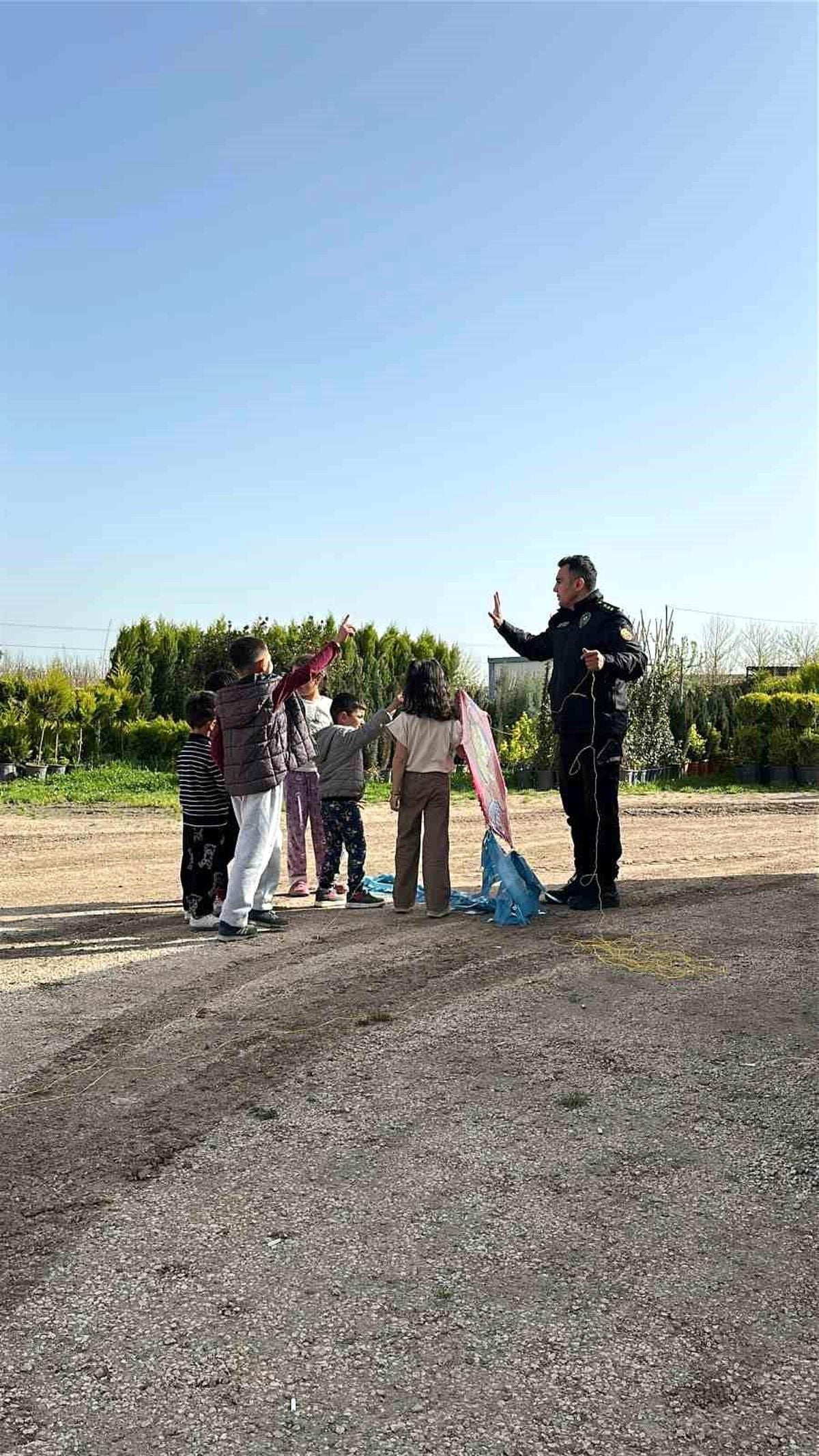 Nusaybin'de çocukların uçurtma sevincine polis ağabeyleri de ortak oldu